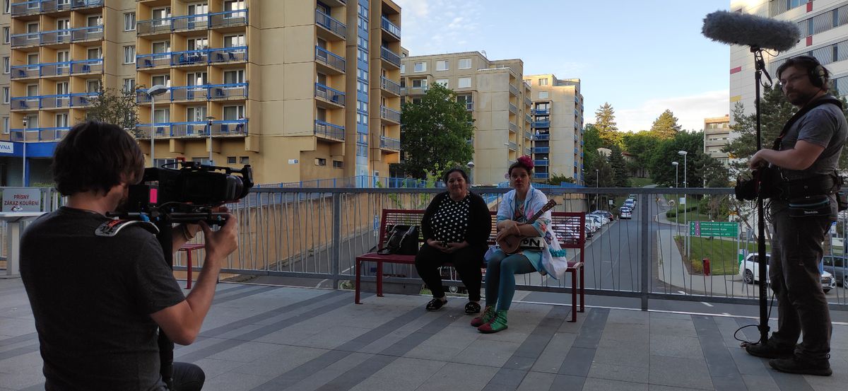 Záber pred pražskou nemocnicou, kde Jarmila...