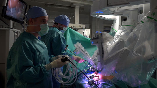 Robot odstránil mladučkej pacientke črevo i konečník
