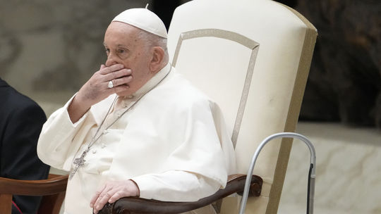 Pápeža Františka trápi pľúcny zápal, jeho stav je však stabilný, uviedol Vatikán