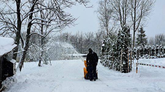 Sneženie, poľadovica. Meteorológovia varujú pred komplikovaným počasím