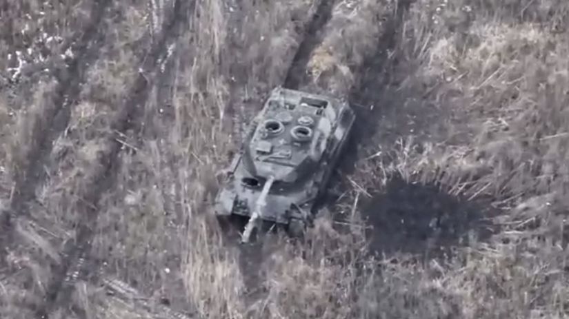 Záber z videa na zasiahnutý tank Leopard 1A5....