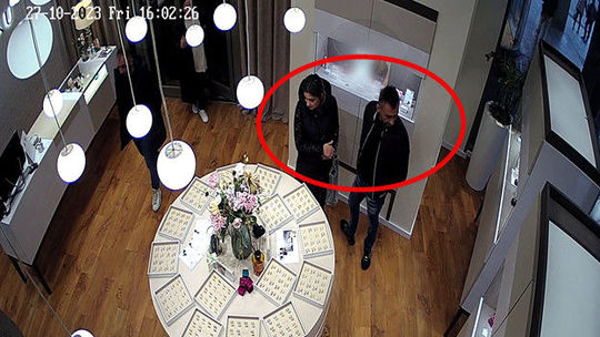 Brilianty či drahokamy. Polícia vyšetruje krádež šperkov za takmer 10-tisíc eur v centre Bratislavy