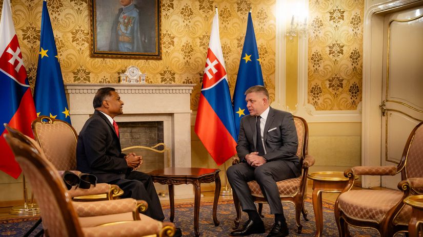 Premiér Robert Fico (Smer) počas stretnutia s...