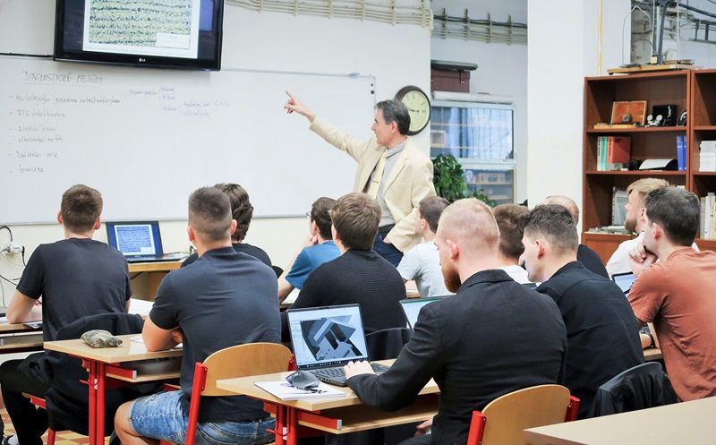 Študenti v laboratóriách Ústavu aplikovanej...
