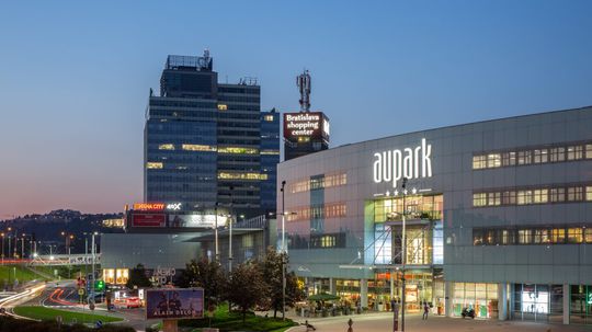 Bratislavský Aupark ukázal podobu novej prístavby. Zelená fasáda ohromí svojou veľkosťou