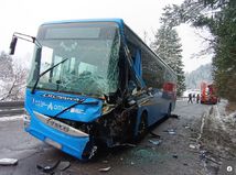 autobus cesta sneh nehoda