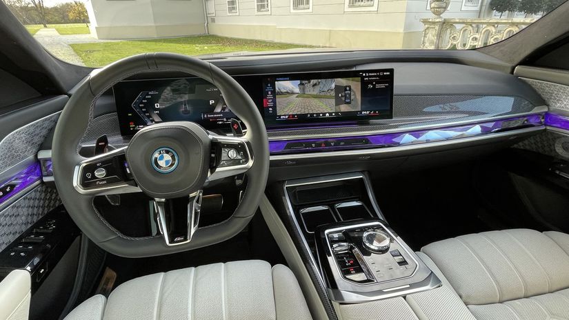 Infotainment využíva nový zakrivený displej,...