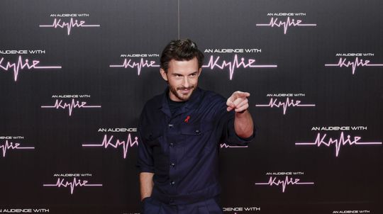 Herec Jonathan Bailey na koncertnom vystúpení...