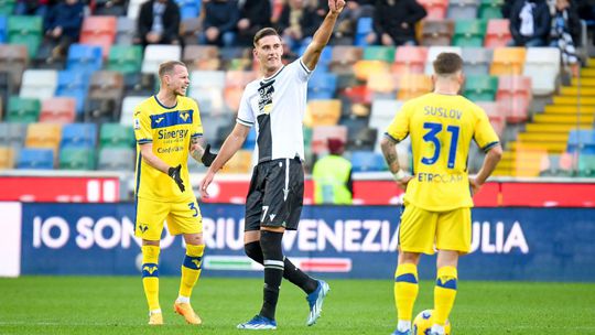 Suslov nahrával na krásny gól, Verone sa na pôde Udinese podarilo v poslednej chvíli urvať bod