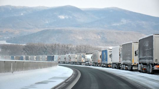 Kamióny čakajú na hranici s Ukrajinou až desať dní. Blokáda trvá už takmer mesiac 