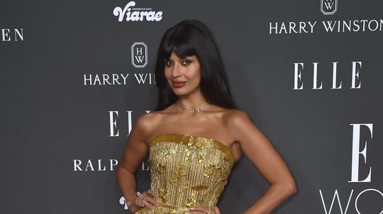 Moderátorka a herečka Jameela Jamil v kreácii...