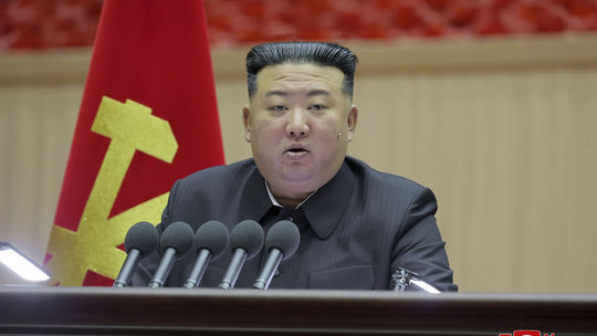 Diktátor Kim prosí ženy, aby rodili viac detí. Pri prejave sa rozplakal