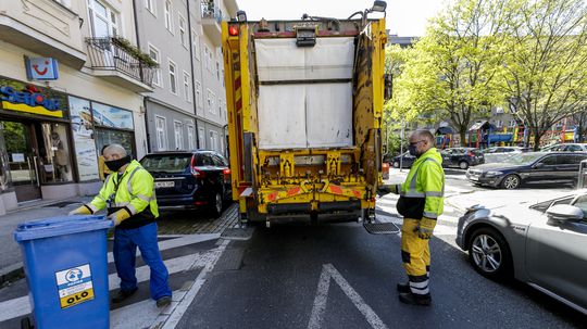 Pri odvoze papiera v Bratislave sa do lisovacej časti vozidla dostal muž