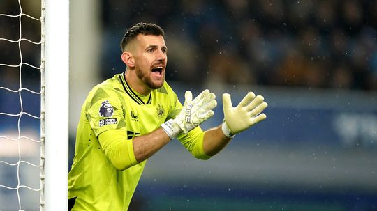 Dúbravka po dlhej dobe neinkasoval a pomohol Newcastlu k výhre, Chelsea doma naplno bodovala proti najhoršiemu tímu ligy