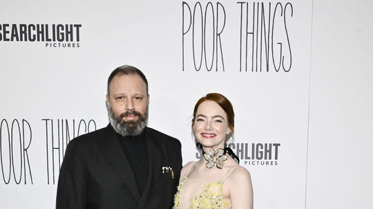 Režisér Yorgos Lanthimos a herečka Emma Stone.