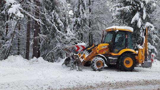 Husté sneženie spôsobilo na strednom Slovensku energetickú kalamitu