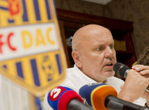 Otec vlastní DAC a dcéra Györ? Ľahká...