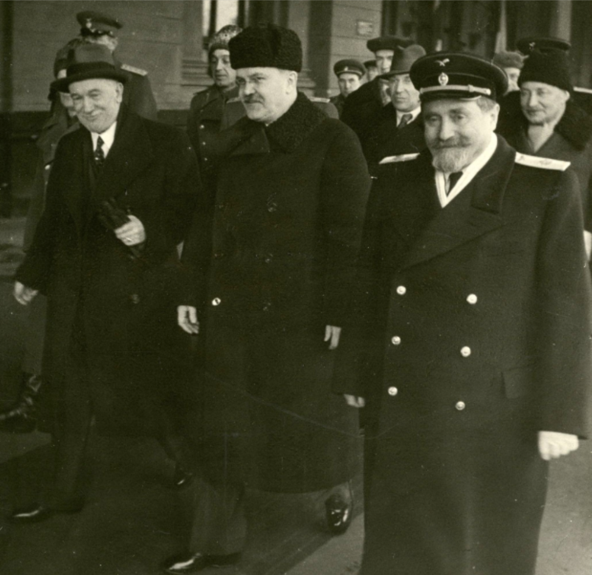 Beneš (vľavo) a Molotov (uprostred) krátko po...