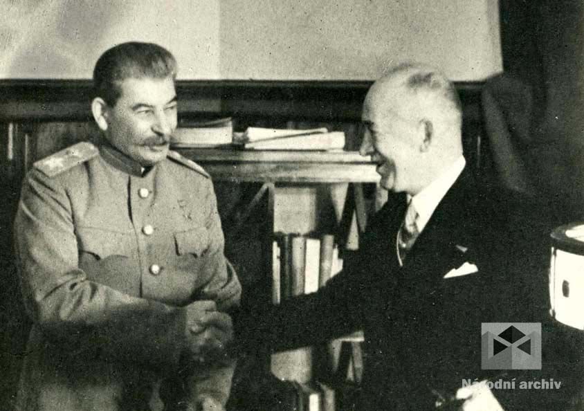 Beneš sa pozdravuje so Stalinom, Kremeľ...