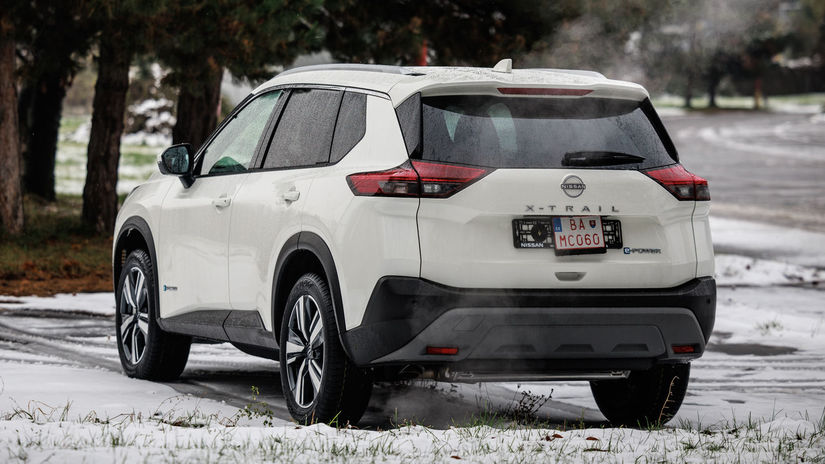 Vzadu X-Trail decentne maskuje výfuk. Napokon,...