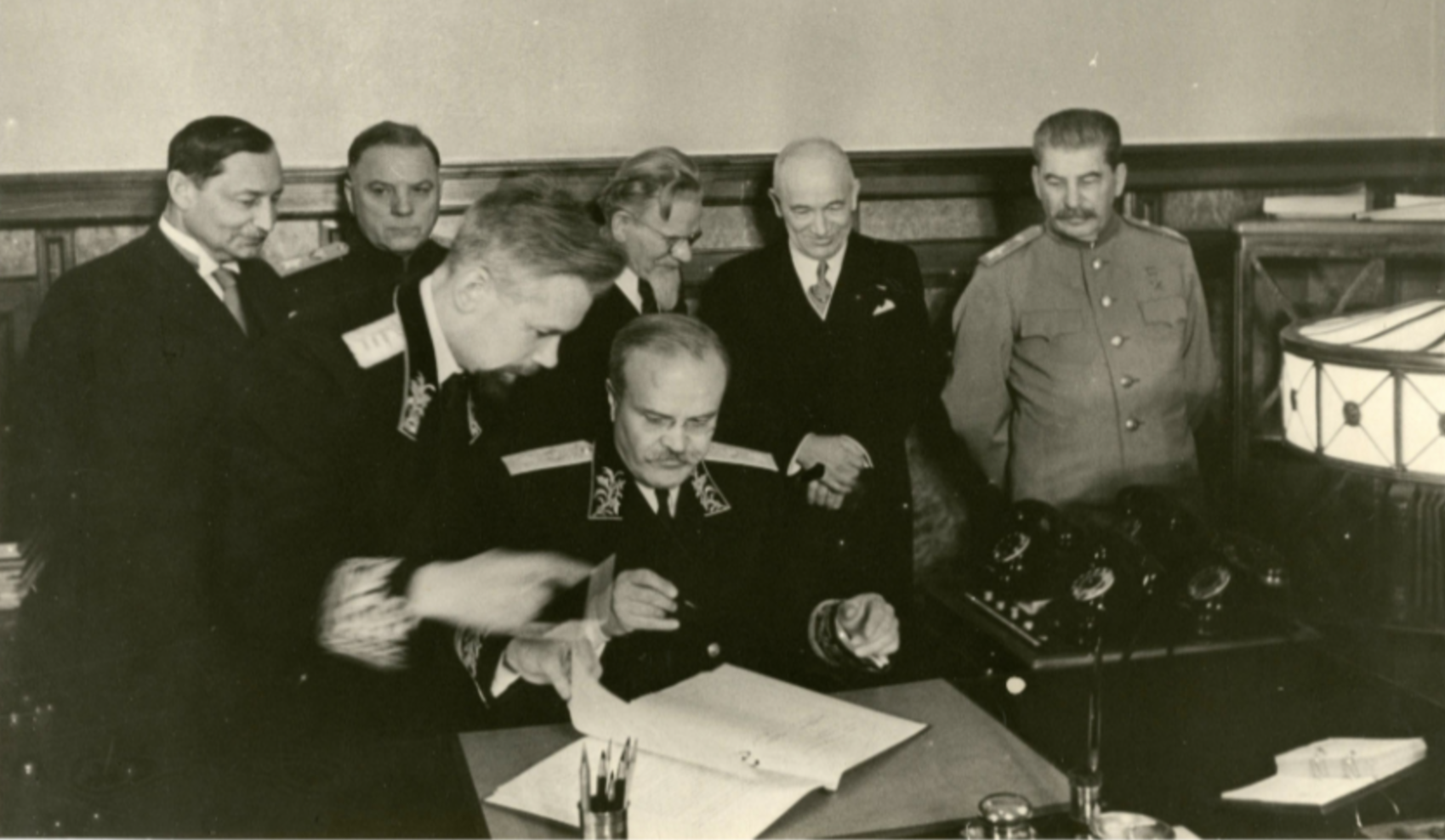 Podpis spojeneckej zmluvy. V popredí Molotov....