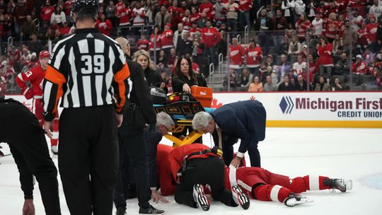 Hrozivé scény v NHL, aréna stíchla. Tvrdý útok na hviezdu, kapitán Detroitu zostal v bezvedomí