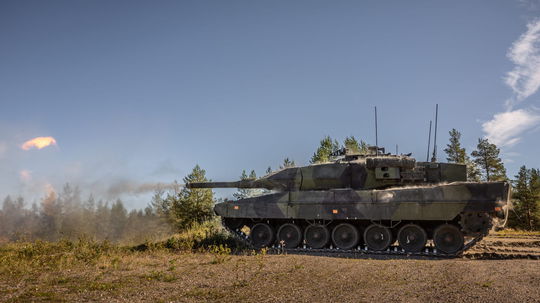 VIDEO: Do lesa aj do mesta. Švédske tanky slúžia Ukrajincom proti Rusom