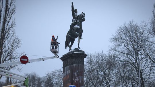 Mestskí pracovníci demontujú pamätník...