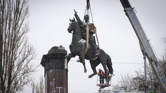 Na Ukrajine 'padol' ďalší komunista. Monumentálnu sochu sovietskeho vodcu rozobrali