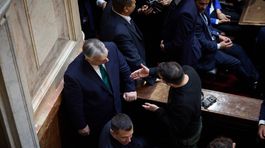 Počas krátkeho rozhovoru Viktor Orbán i...