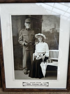 Vo fotoateliéri Seidel sa v dobových kostýmoch...
