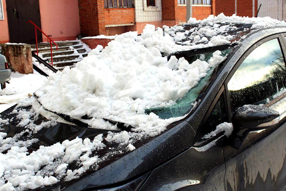 Pozor na sneh padajúci zo strechy. Ak niekoho zraní, čakajú vás problémy: Meter kubický môže mať hmotnosť až 500 kg 