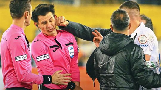 Násilie na rozhodcoch je rakovina futbalu. Šéf arbitrov FIFA Collina kritizoval útok v Turecku