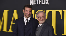 Herec a režisér Bradley Cooper (vľavo) a režisér Steven Spielberg.