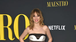 Herečka Maya Hawke v kreácii Prada. 