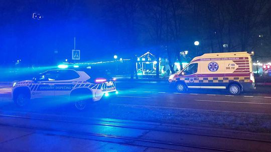 Traja zranení po nehode autobusu v Prešove, v Bratislave električka zrazila ženu