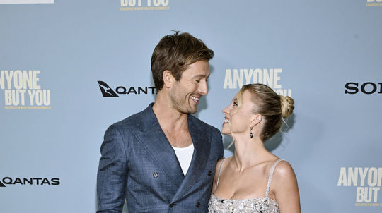 Herec Glen Powell a herečka Sydney Sweeney na...