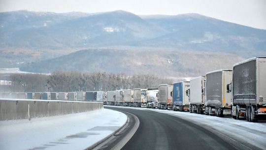 Únia autodopravcov pokračuje v blokáde priechodu Vyšné Nemecké, púšťa dva kamióny za hodinu