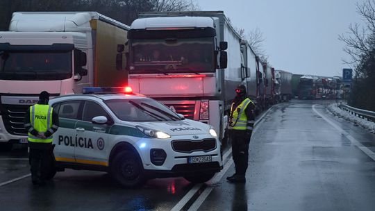 Počet kamiónov smerujúce na Ukrajinu narastá. Polícia ich bude odstavovať
