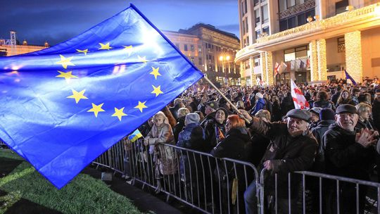 Zbohom Rusko, smer EÚ. Desaťtisíce Gruzíncov oslavovali štatút kandidáta