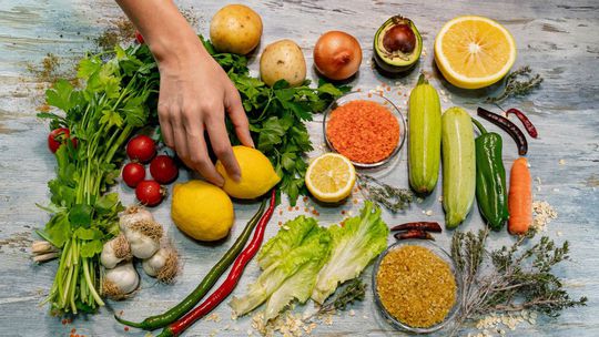 vitamíny, zelenina, ovocie, ruka s citrónom