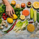 vitamíny, zelenina, ovocie, ruka s citrónom
