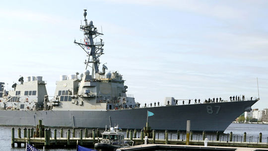 Bojová loď USA zostrelila dron a raketu, ktoré vypálili húsíovia z Jemenu