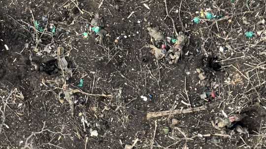 Telá ruských vojakov roztrúsené pozdĺž...