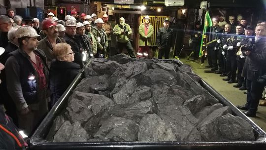 V Novákoch odzvonili ťažbu posledného vozíka uhlia. Zišli sa pri tom desiatky dojatých baníkov