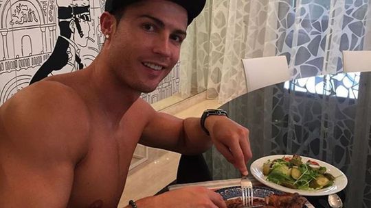 Ronaldo si z času na čas dopraje aj nezdravé jedlo, ale pri raňajkách je konzervatívny. Čo si dáva vyrysovaná postava na tanier?