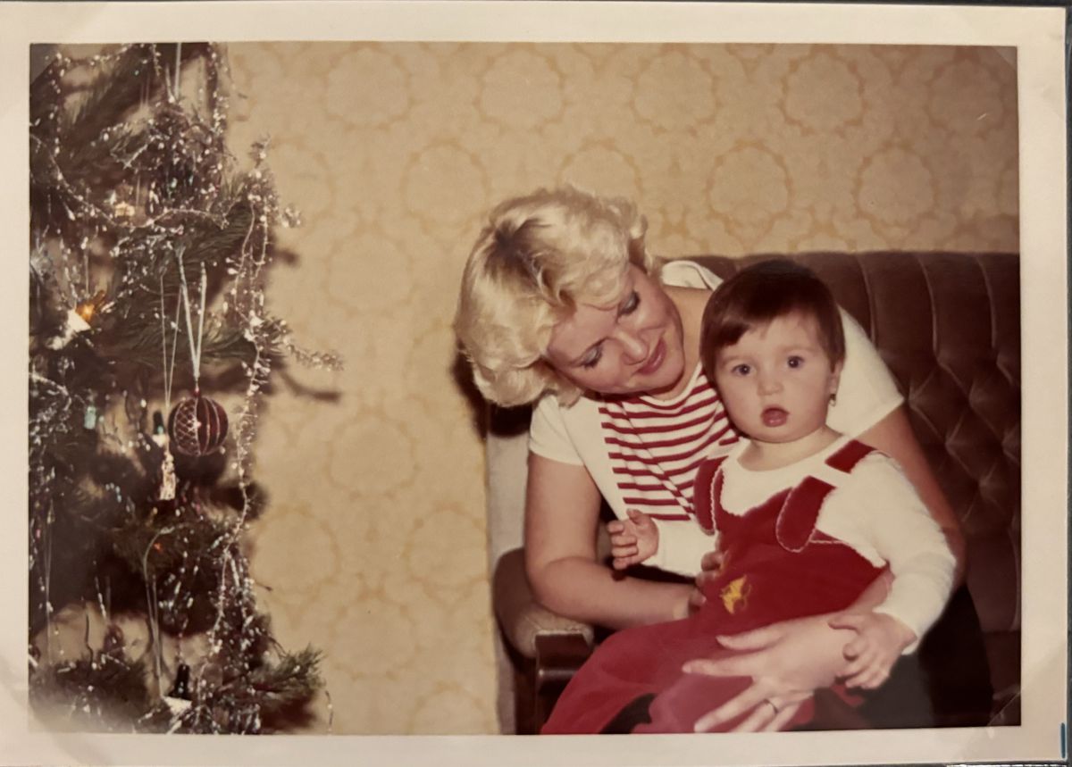 Lucia Plaváková s mamou pri vianočnom stromčekom.