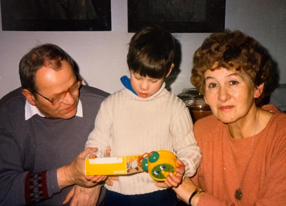 Malý Michal Šimečka so svojimi starými rodičmi.