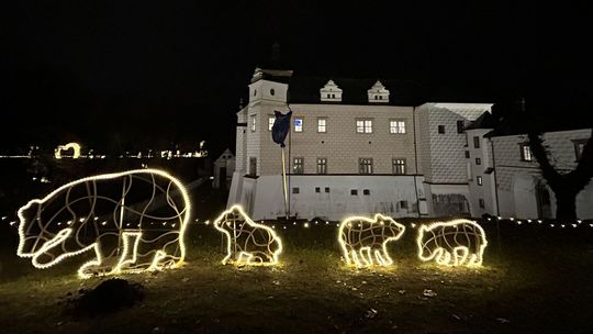 Pardubický zámok a svetelné sochy počas...