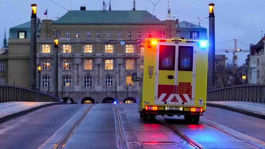 Matka obete streľby z pražskej filozofickej fakulty skočila do priepasti. Z podielu na samovražde obvinili jej priateľa expolicajta